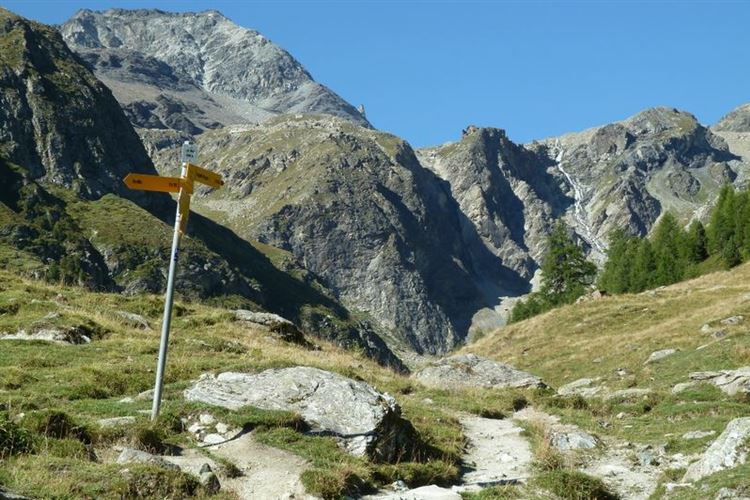 France Alps, Walkers Haute Route (Chamonix to Zermatt), Path at Lac Bleu (2090m) above La Gouille - 30th August 2015, Walkopedia